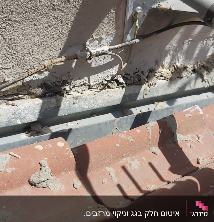 חיבורי כבלים ואיטום על גג רעפים